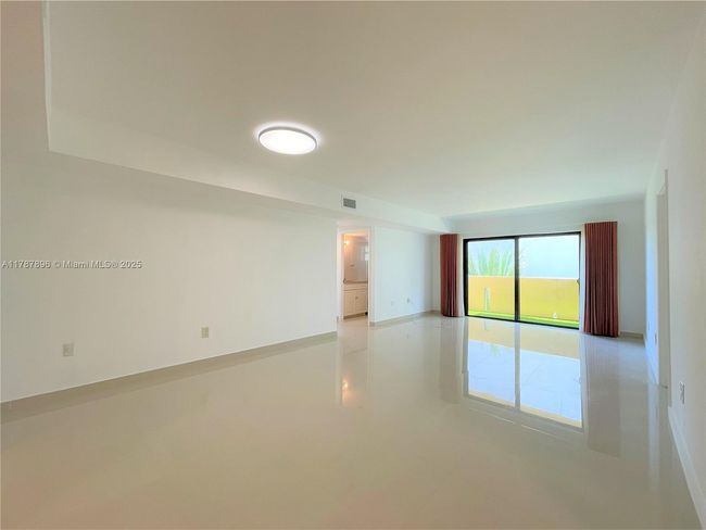 APT-403 - 2924 Collins Ave, Condo with 2 bedrooms, 2 bathrooms and null parking in Miami Beach FL | Image 4