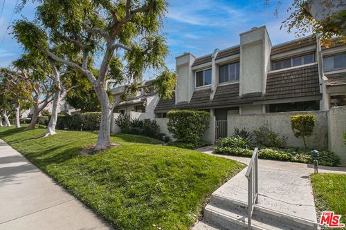 d-11868 Moorpark St, Studio City, CA, 91604-2140 | Card Image