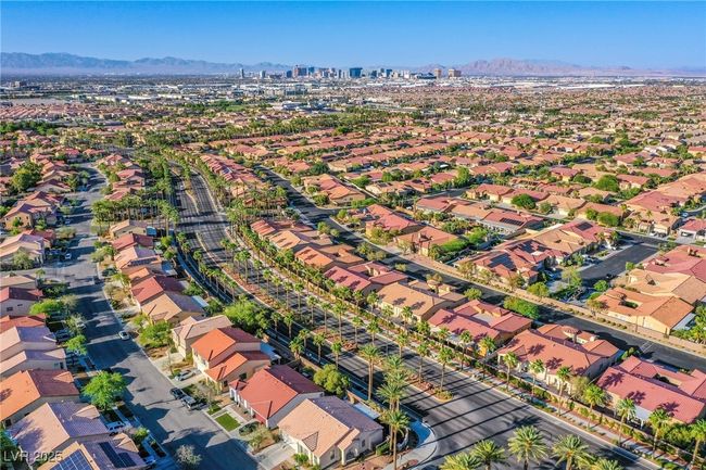8026 Sunset Creek St, House other with 3 bedrooms, 3 bathrooms and null parking in Las Vegas NV | Image 34