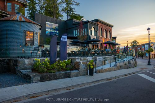 93 Main St E, Huntsville, ON, P1H2B9 | Card Image