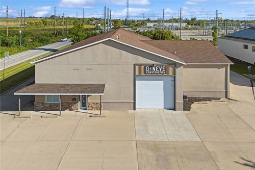 2700 Stonegate Ct, Hiawatha, IA, 52233-7948 | Card Image