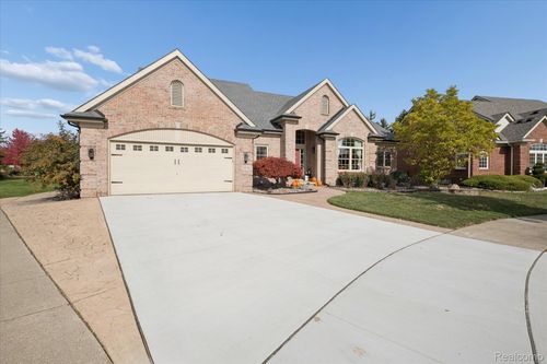 15721 Meadows Dr, Riverview, MI, 48193-7692 | Card Image