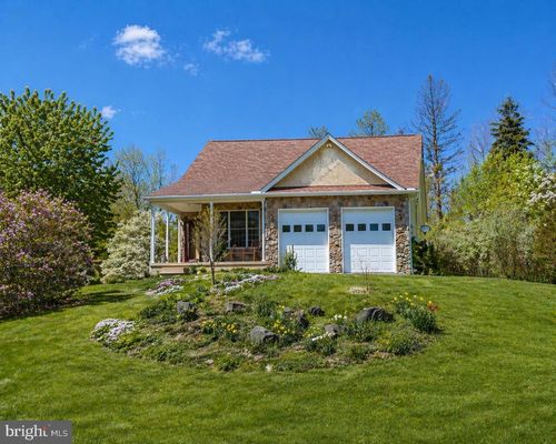 2039 Bethesda Church Rd, EAST GREENVILLE, PA, 18041-2325 | Card Image