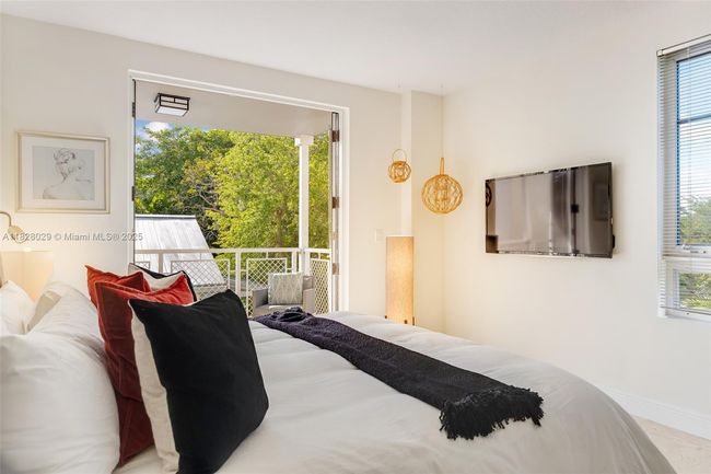 305 - 3540 Main Hwy, Condo with 2 bedrooms, 2 bathrooms and null parking in Coconut Grove FL | Image 9