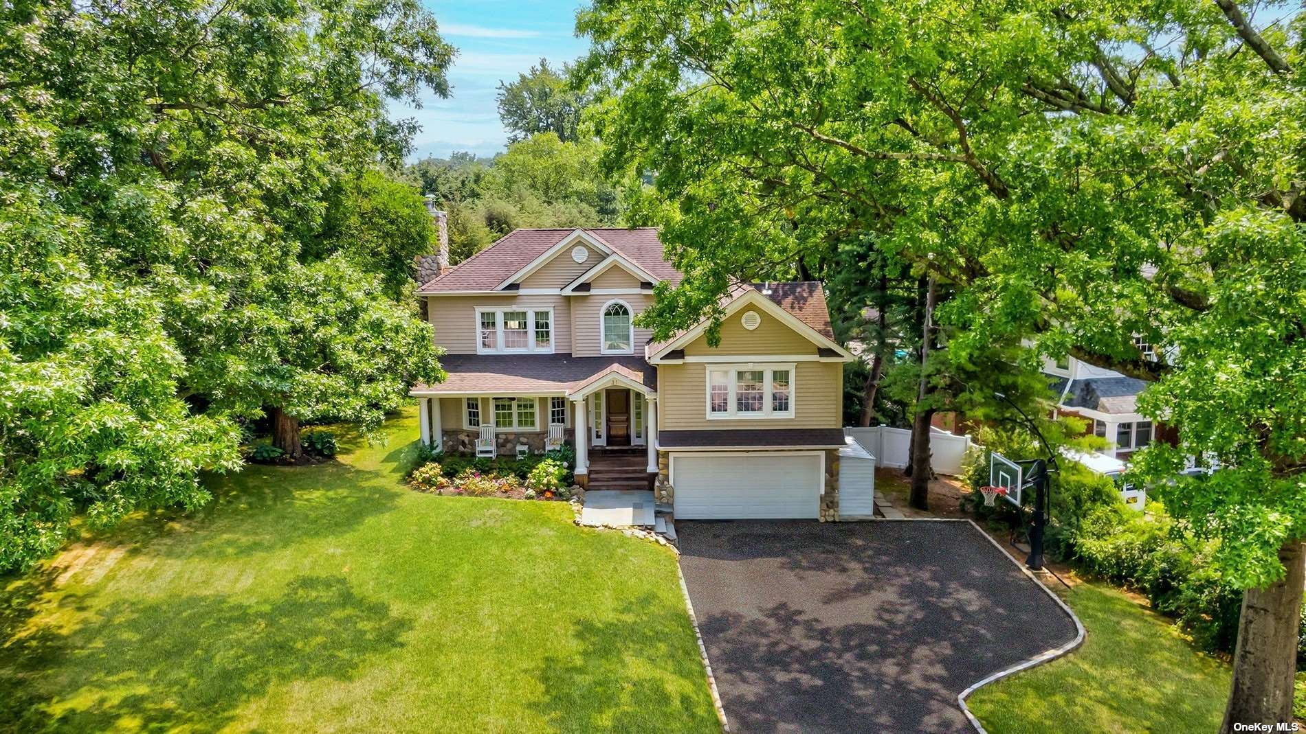 Summit Rd, Port Washington, NY 11050