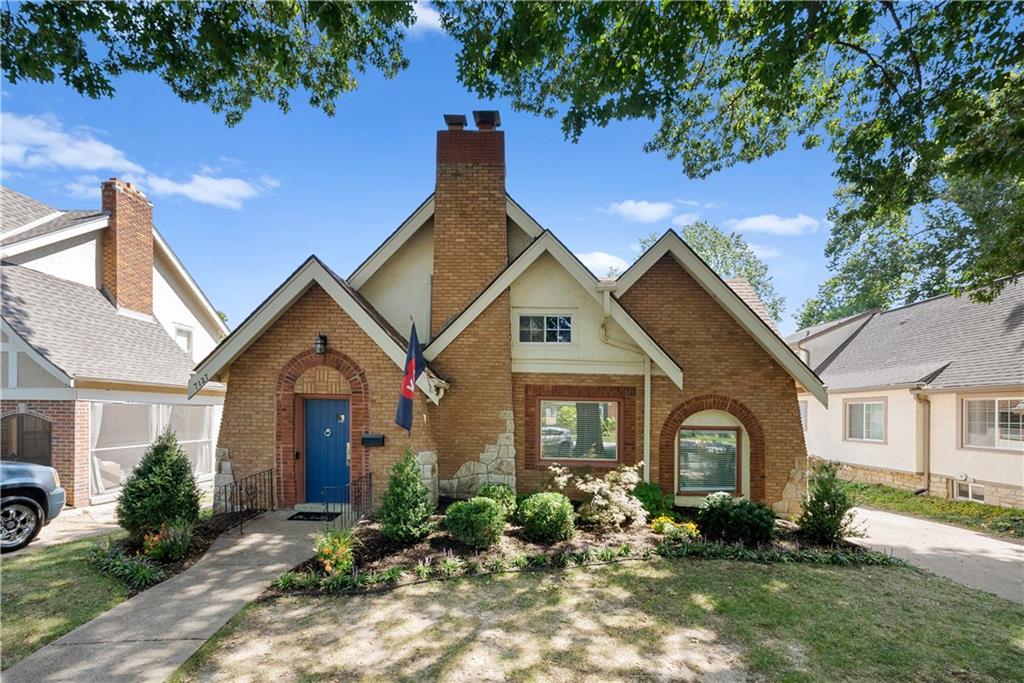 Summit St, Kansas City, MO 64114