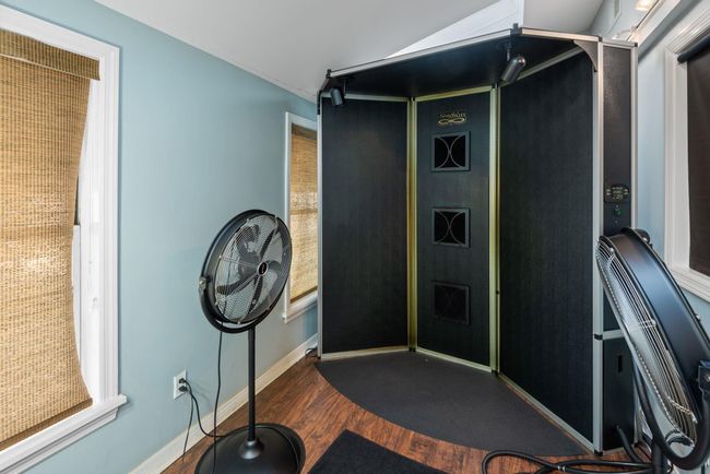 Tanning Room | Image 13