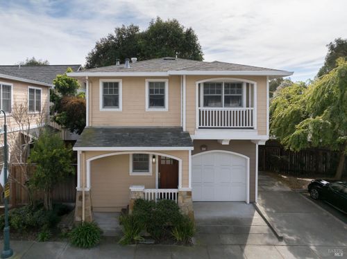 930 Martin Cir, Petaluma, CA, 94952-7323 | Card Image