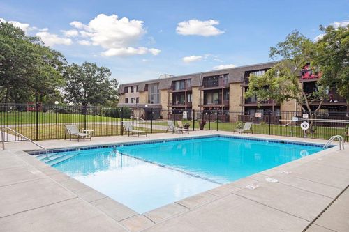 211-3399 Kent St, Shoreview, MN, 55126-4038 | Card Image