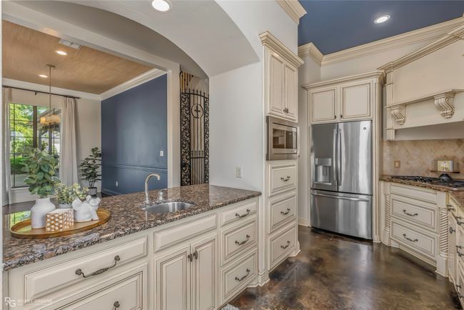 The bar area has a prep sink! | Image 9