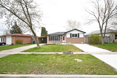 156 Folkstone Cres, House other with 3 bedrooms, 2 bathrooms and 4 parking in Brampton ON | Image 1