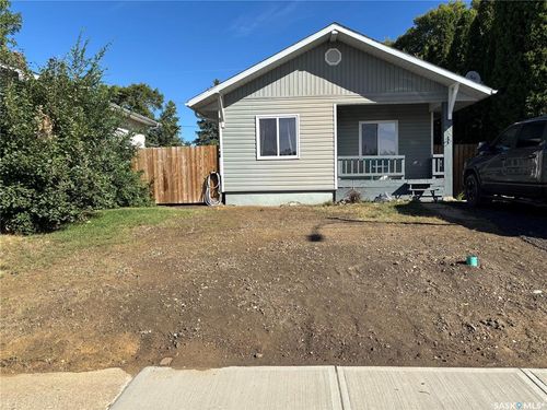 944 Brown St, Moose Jaw, SK, S6H2Z2 | Card Image