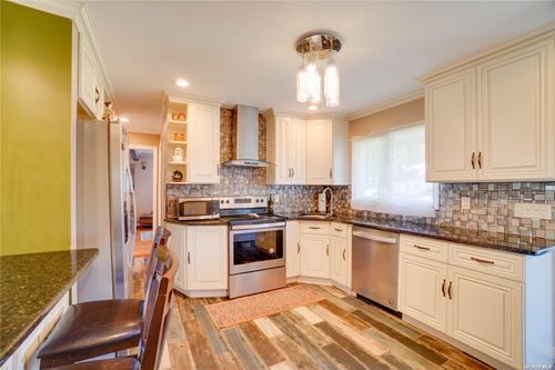 20 Basket Ln, Hicksville, NY, 11801-4531 | Card Image