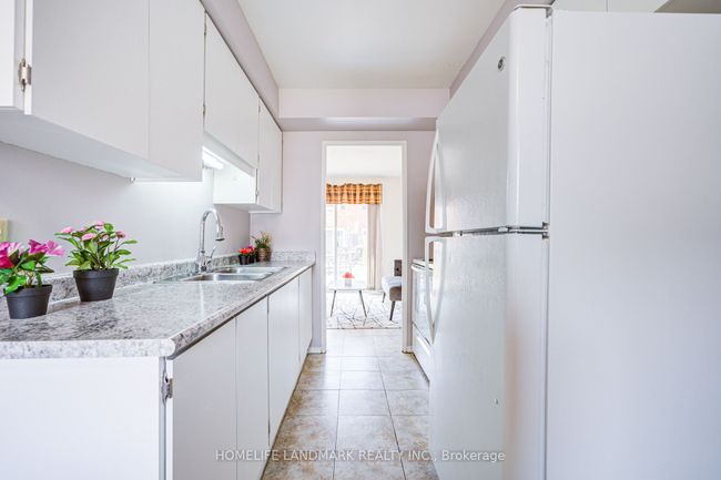 2 - 401 Keats Way, Condo with 5 bedrooms, 3 bathrooms and 1 parking in Waterloo ON | Image 9