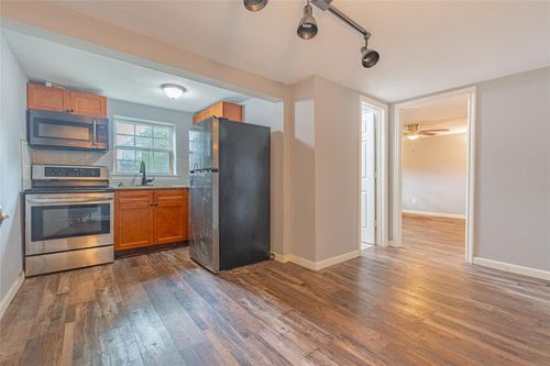 b-4206 Walker St, Houston, TX, 77023-1142 | Card Image