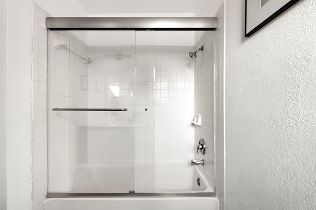 Guest bathroom upstairs | Image 26