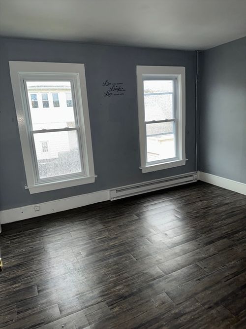 33-33 Lincoln St, Holyoke, MA, 01040-2521 | Card Image