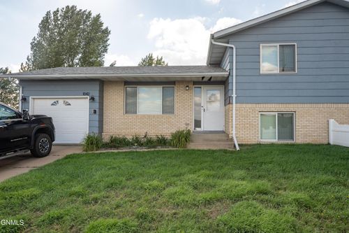 1042 6th Ave Se, Dickinson, ND, 58601-6126 | Card Image