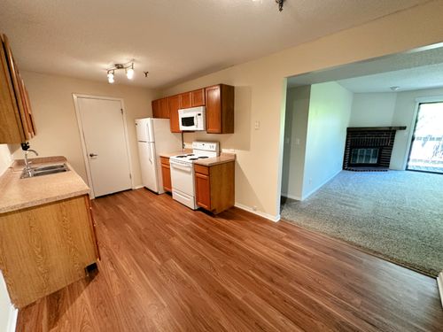 apt-j-1320 Brook St, St. Charles, IL, 60174-1650 | Card Image