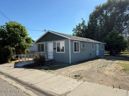 510 Division St, Grandview, WA, 98930-1629 | Card Image