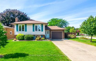 22 Village Green Dr, House other with 3 bedrooms, 2 bathrooms and 5 parking in Saint Catharines ON | Image 1