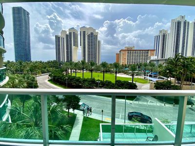 415 - 19370 Collins Ave, Condo with 1 bedrooms, 1 bathrooms and null parking in Sunny Isles Beach FL | Image 1