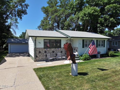 707 Albany Dr, Bismarck, ND, 58504-6542 | Card Image