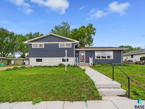 105 S Elm St, Lennox, SD, 57039-2288 | Card Image