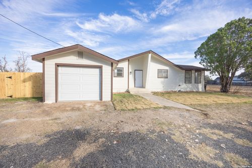 523A Rossville Rd, Devine, TX, 78016-3040 | Card Image