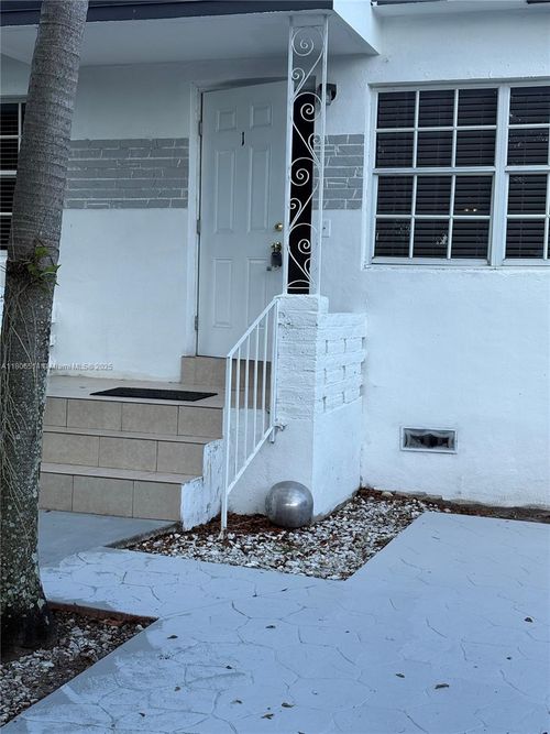70 Nw 34th Ave, Miami, FL, 33125-4952 | Card Image