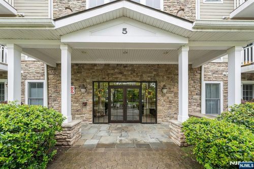 5 Tenakill Park E, Cresskill, NJ, 07626-2062 | Card Image
