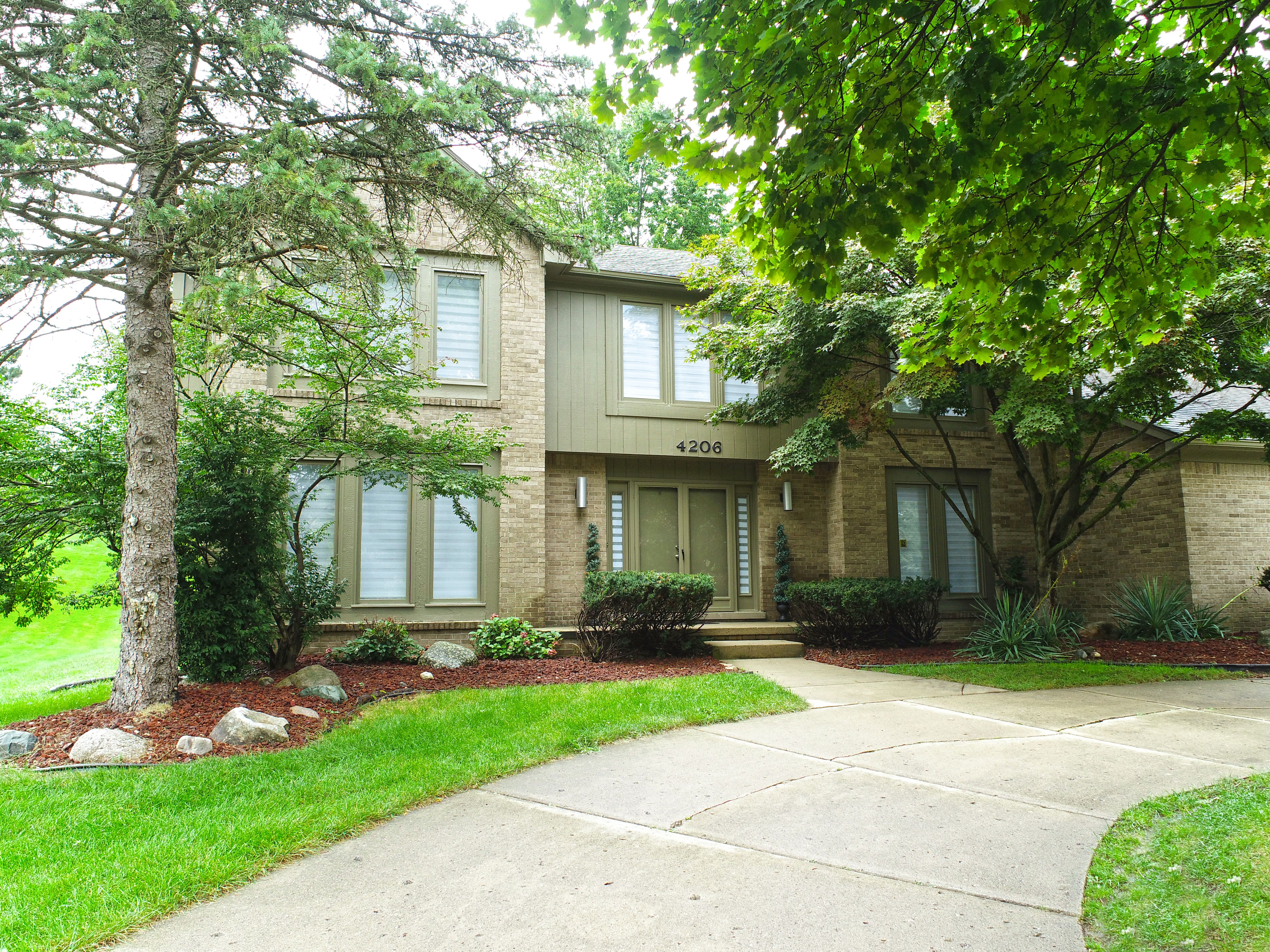 Southmoor Ln, West Bloomfield, MI 48323