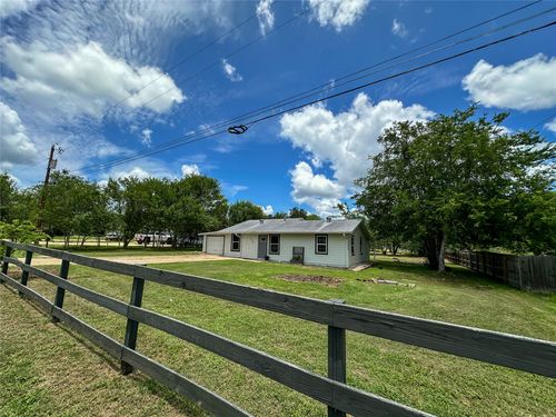 138 San Jacinto St, Bastrop, TX, 78602-6733 | Card Image