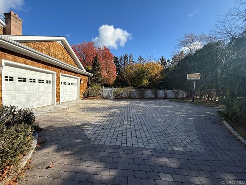 2465 Fairway Dr, Cutchogue, NY, 11935-2018 | Card Image