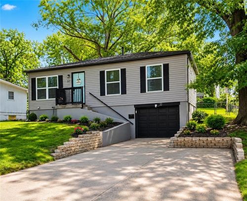 317 N Cochise Dr, Independence, MO, 64056-2032 | Card Image