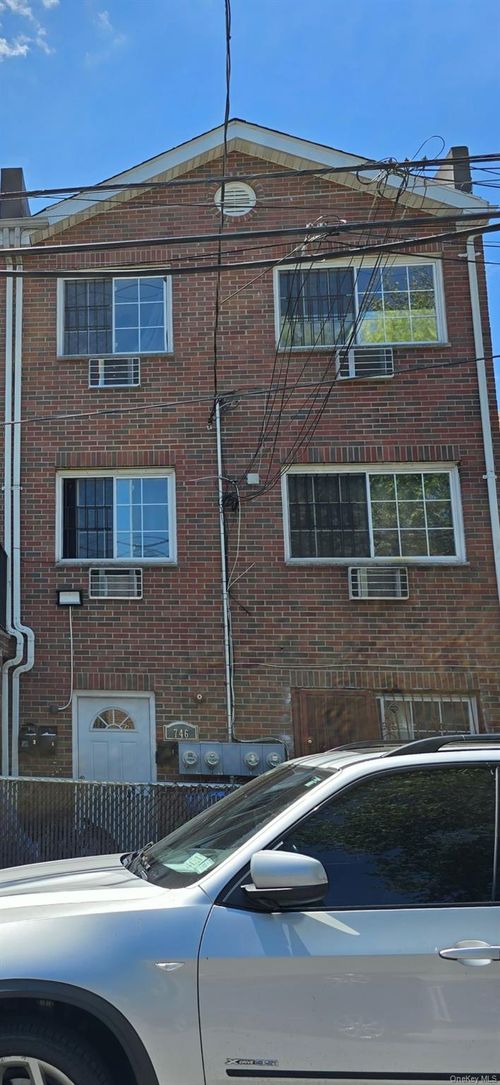 746 E 227th St, Bronx, NY, 10466-4744 | Card Image