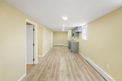 385 Clayton St, Central Islip, NY, 11722-3001 | Card Image