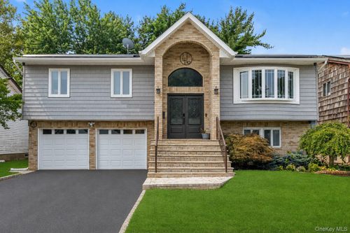 46 Valley Ln E, Valley Stream, NY, 11581-3629 | Card Image