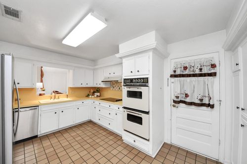 6523 Oakland Hills Dr, Houston, TX, 77069-1719 | Card Image