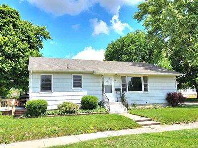 1004 8th Street Nw, Home with 3 bedrooms, 1 bathrooms and 2 parking in Mason City IA | Image 1