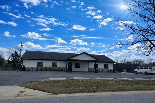 15515 Elm St, Basehor, KS, 66007-9211 | Card Image