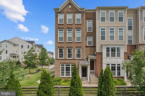 43419 Town Gate Sq, CHANTILLY, VA, 20152-1808 | Card Image