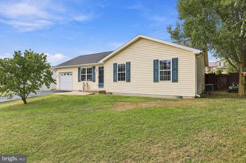 27 Swaying Pine Ct, BUNKER HILL, WV, 25413-4056 | Card Image