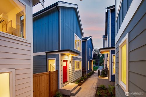 9218 4th Ave Nw, Seattle, WA, 98117-2113 | Card Image