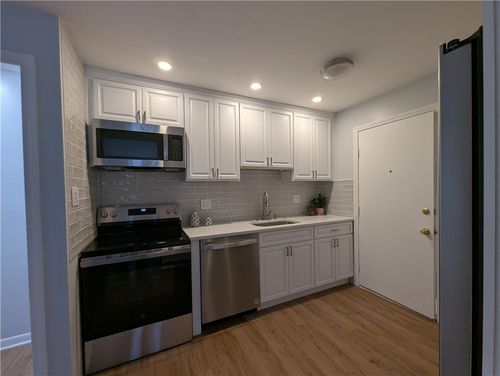 apt-2-15 Apple Valley Pkwy, Greenville, RI, 02828-2424 | Card Image