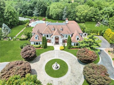 4 Old Wagon Lane, House other with 6 bedrooms, 5 bathrooms and null parking in Old Westbury NY | Image 2