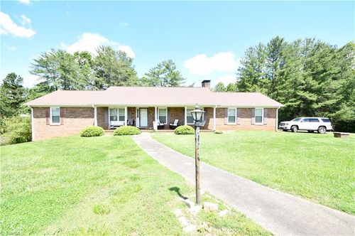 2952 Nc 268, Pilot Mountain, NC, 27041-7413 | Card Image