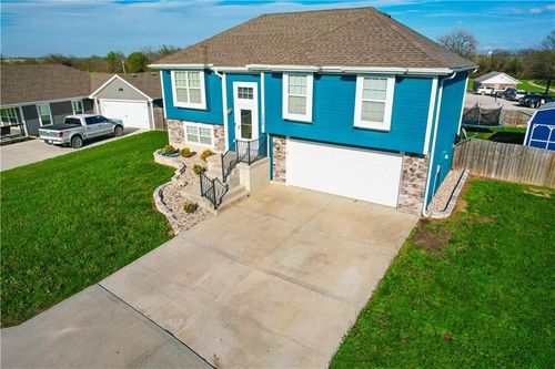 105 Lisa Ave, Lathrop, MO, 64465-9641 | Card Image