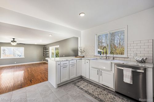 6604 Doyon Dr N, Waterford, MI, 48327-3804 | Card Image