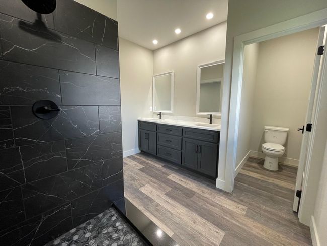 Primary Bathroom | Image 10